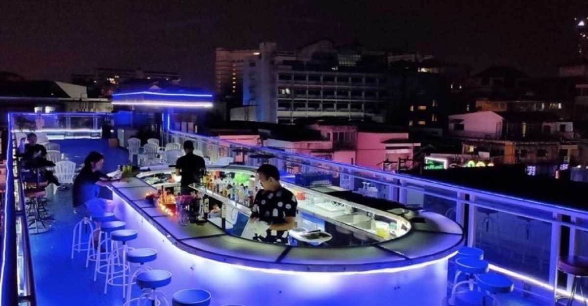 Karaoke Bar Woodball Pattaya Beach