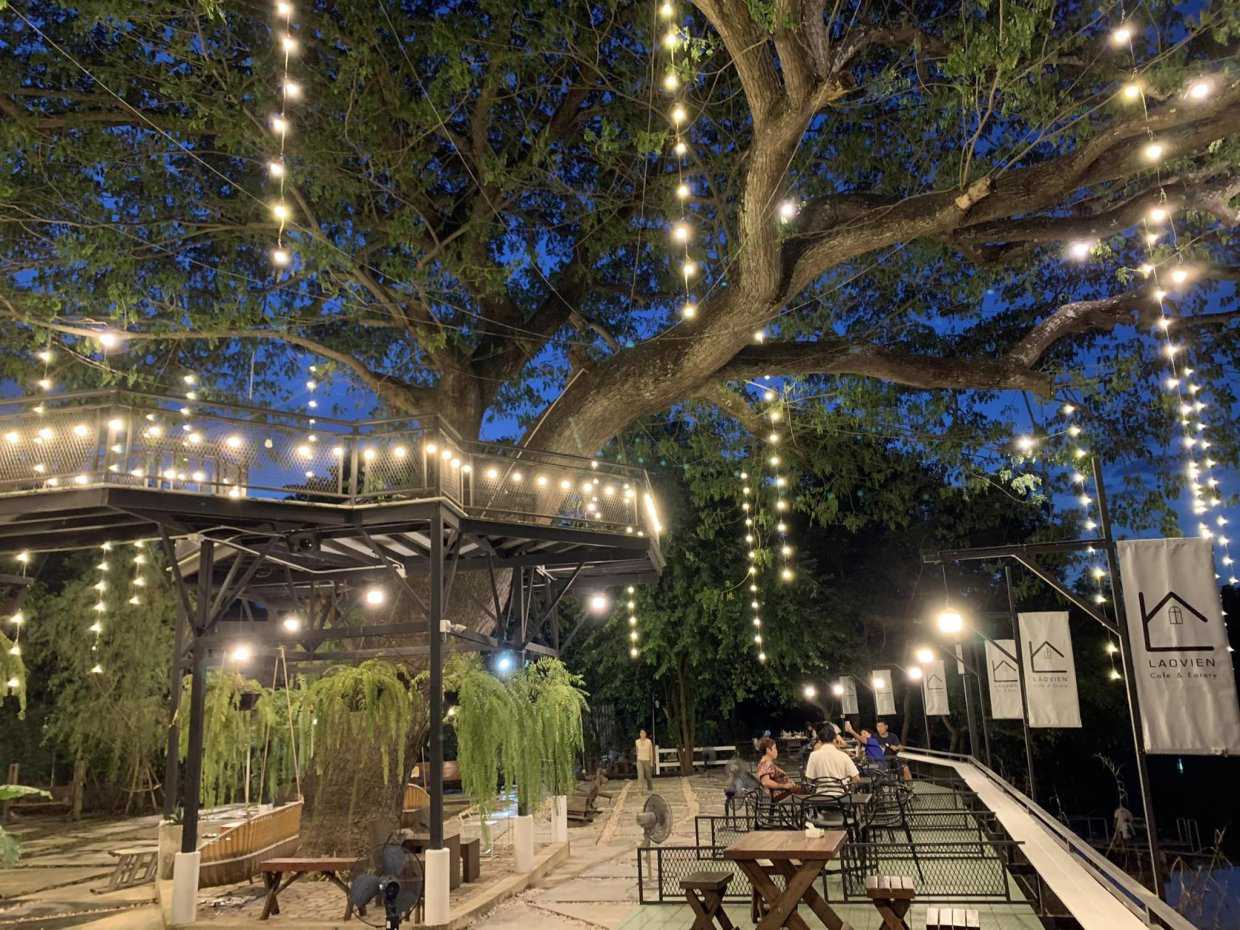 ลาววียน คาเฟ่ แอนด์ อีทเทอรี่