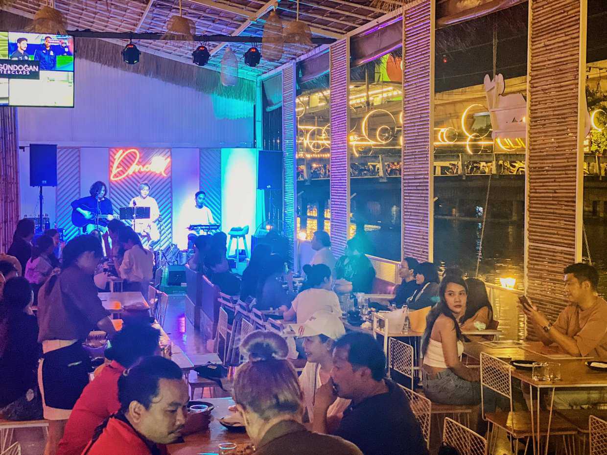 ดี มู้ด คาเฟ่ อีทเทอรี่ มิวสิค