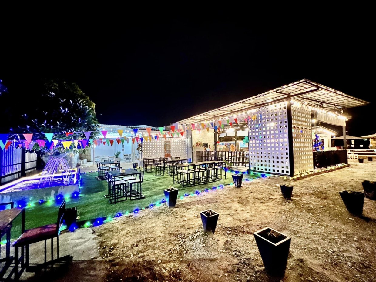 ริมทางหลวง คาเฟ่ แอนด์ เรสเทอรองท์