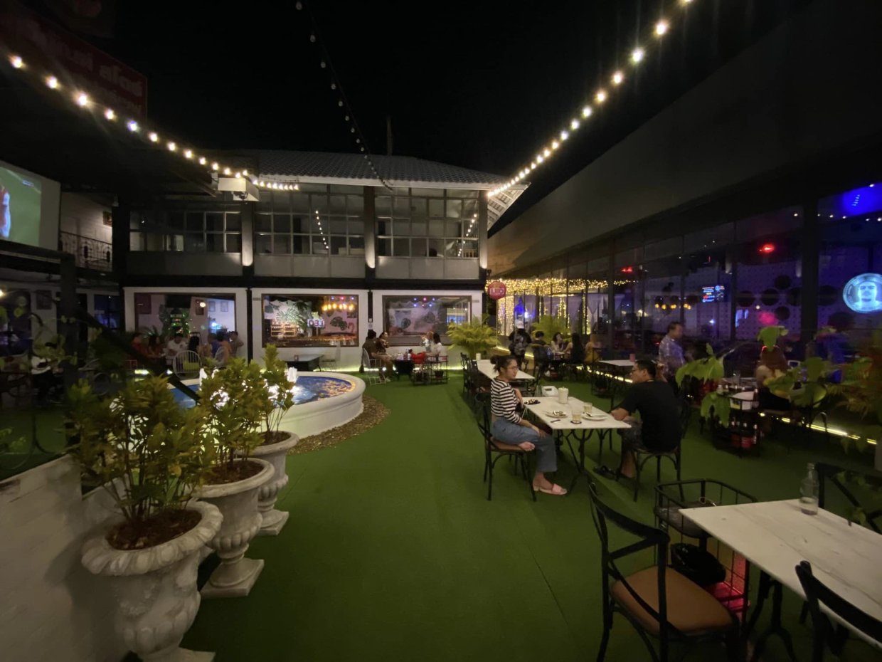 บาร์ เฮียร์ คาเฟ่ แอนด์ บิสโทร