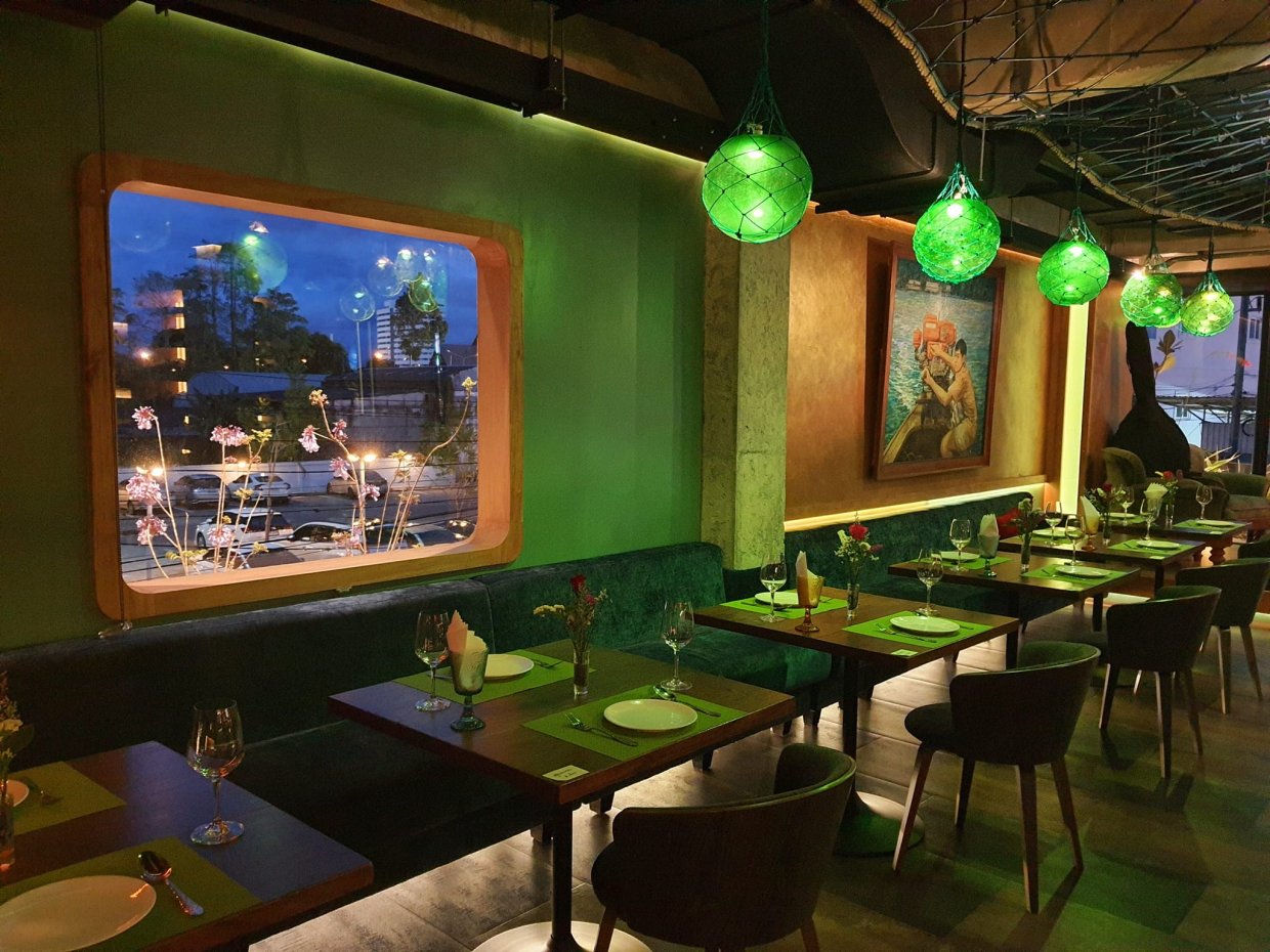 แซนด์ ไวท์ติงส์ เรสเทอรองท์ แอนด์ บาร์