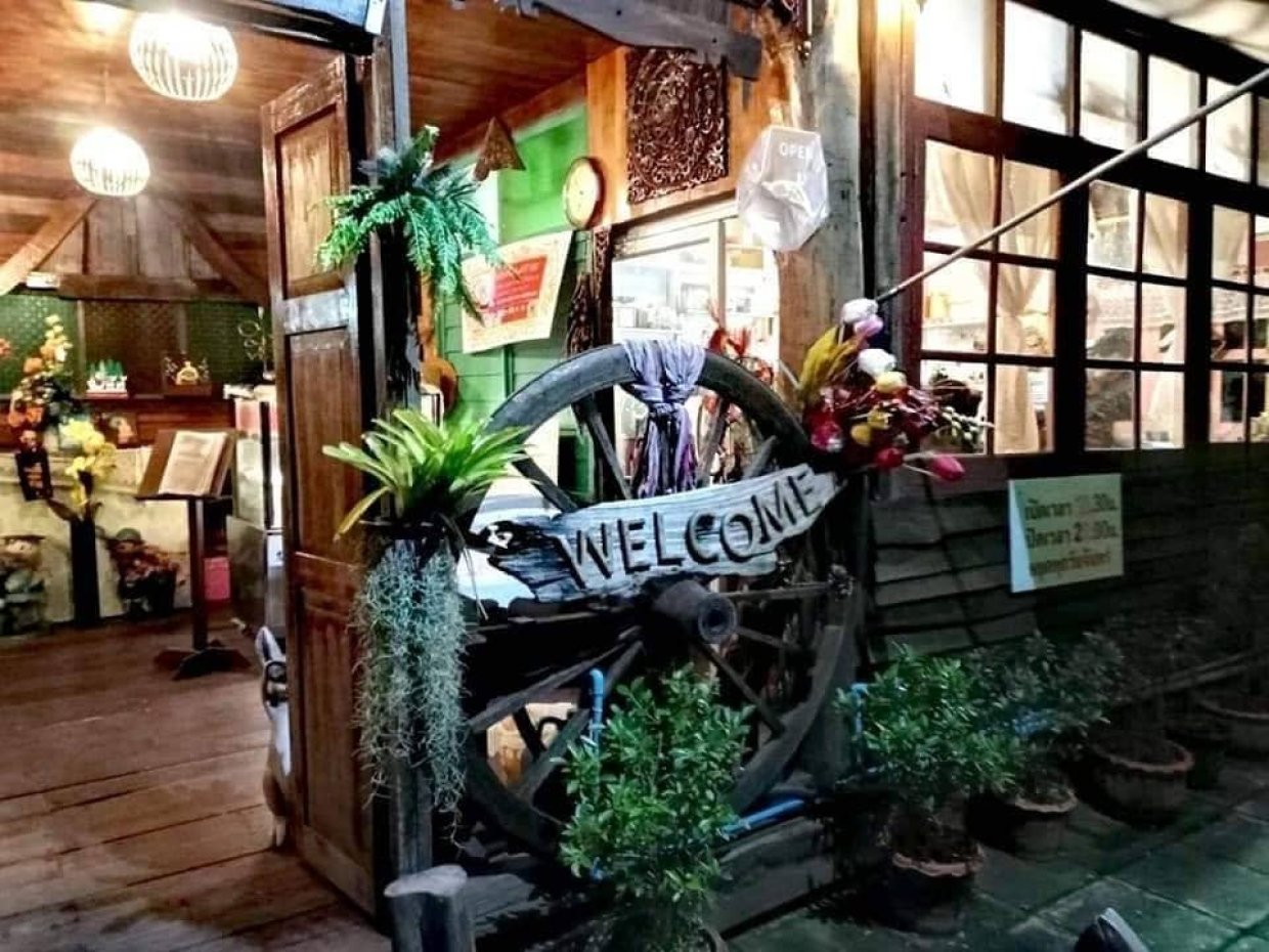 Triple Wood Cafe Seri Thai 57 Yaek 71