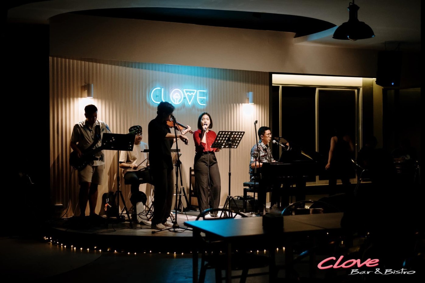 โคลฟ บาร์แอนด์บิสโทร