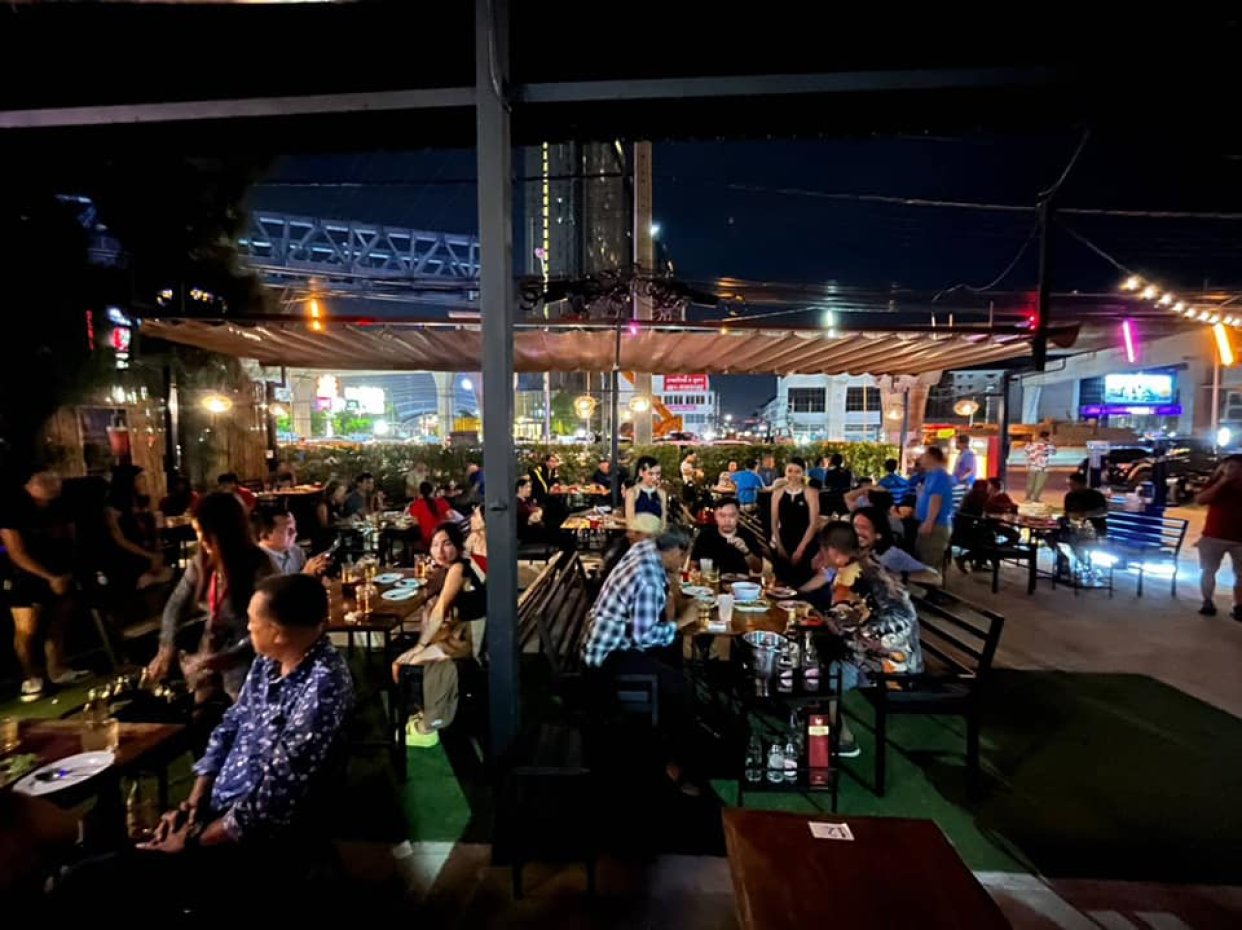 บางจัมโบ้ ไนน์ตี้ส์ บาร์ แอนด์ บิสโทร