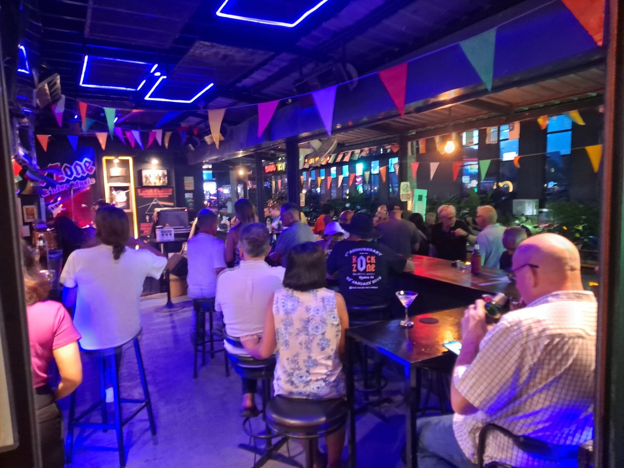 ร็อค โซน สแน็ค บาร์ แอนด์ ไลฟ์ มิวสิค