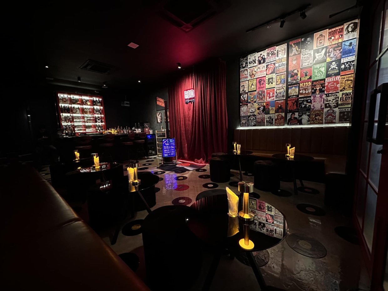 เรด บาร์ ไวน์แอนด์วิสกี้