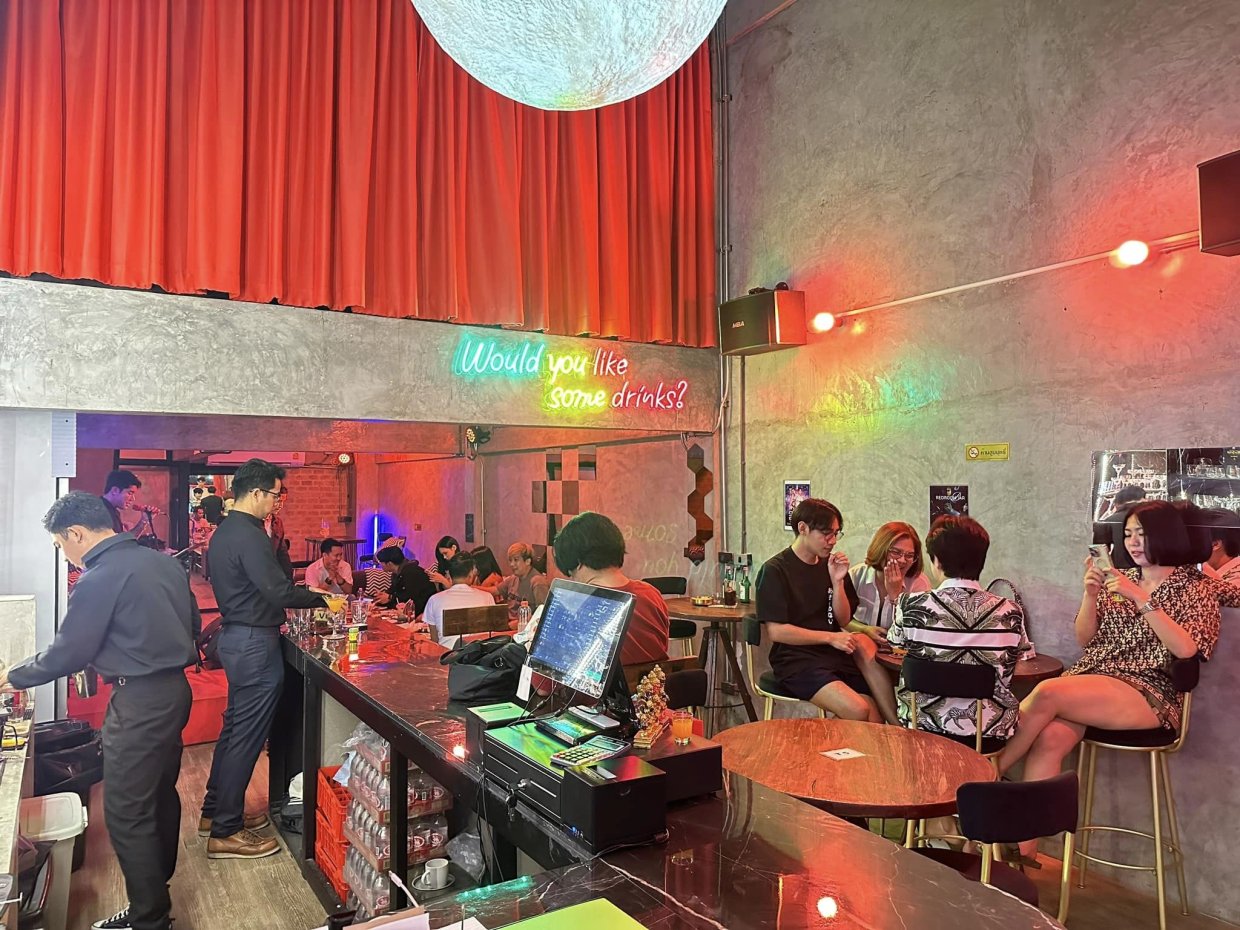 RedRoom Bar & Restaurant