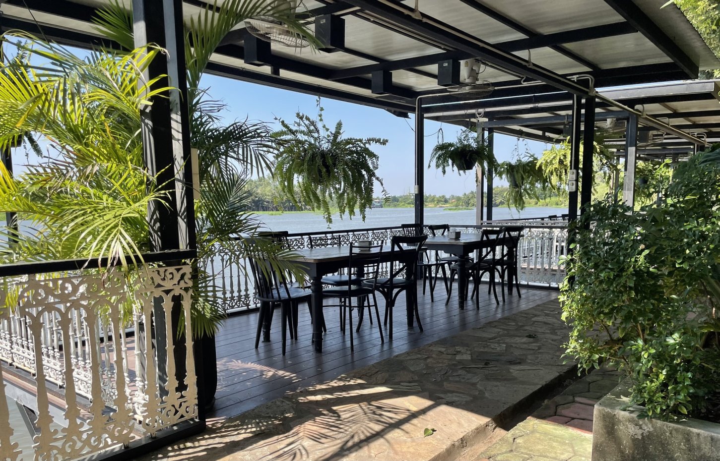 เรส์ ริเวอร์ คาเฟ่