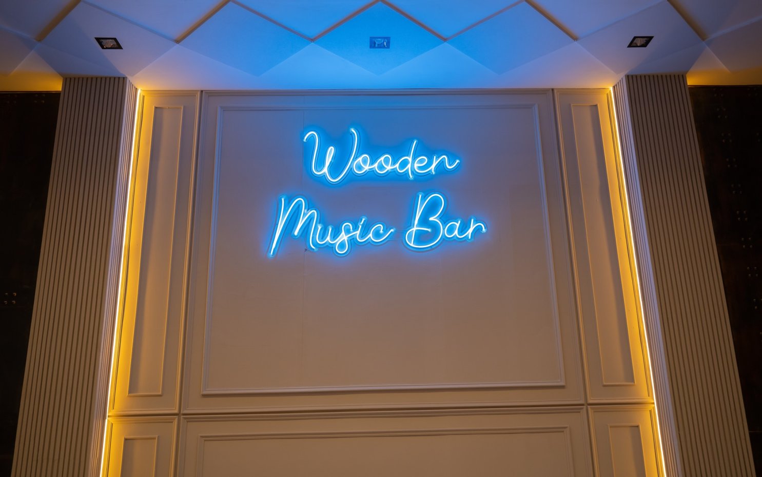 วูดเด้น เฮาส์ เรสเทอรองท์ แอนด์ บาร์ ประชาชื่น