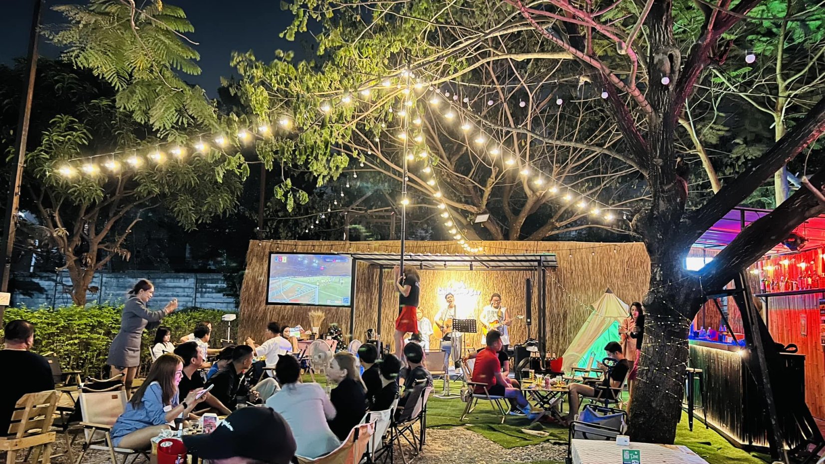 ชิล แคมป์ บาร์