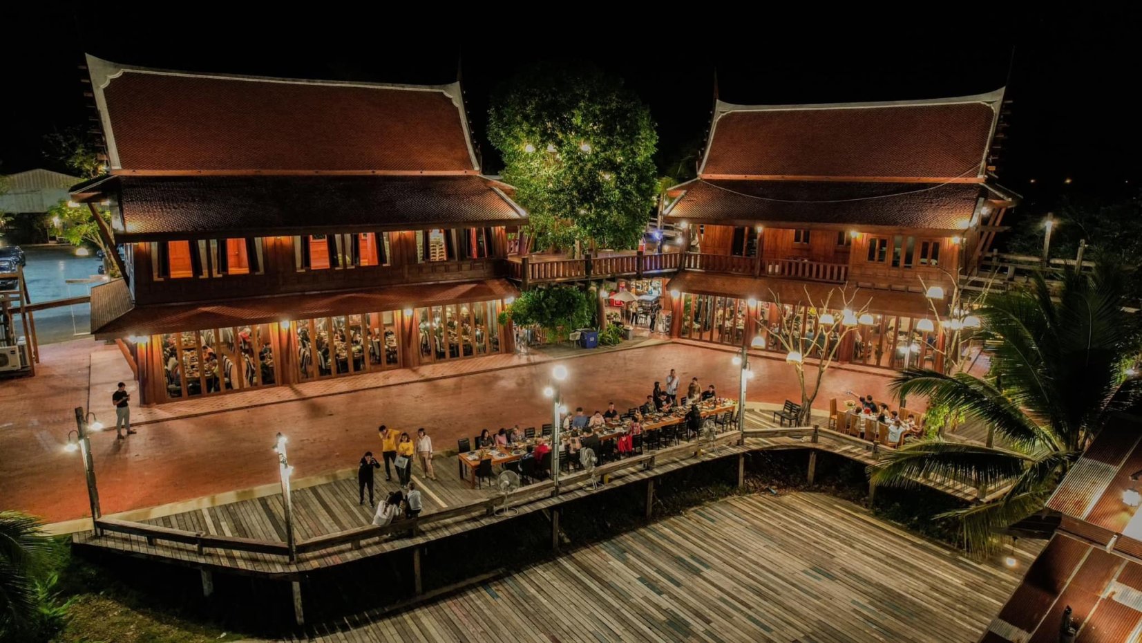 เรือนไทยภูใหญ่เด่น