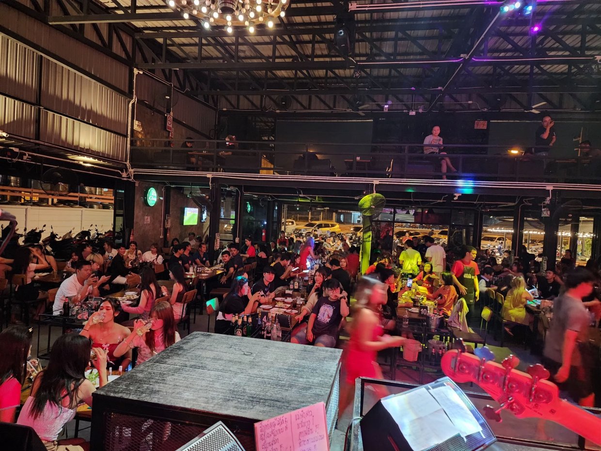WARM UP Bar &restaurant