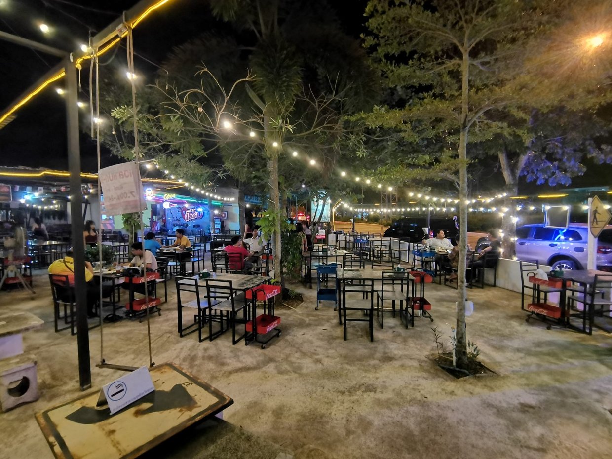 แซ่บ ร้านอาหาร อีสาน มีสไตล์ แซ่บแบบเซฟๆ ชุมพร