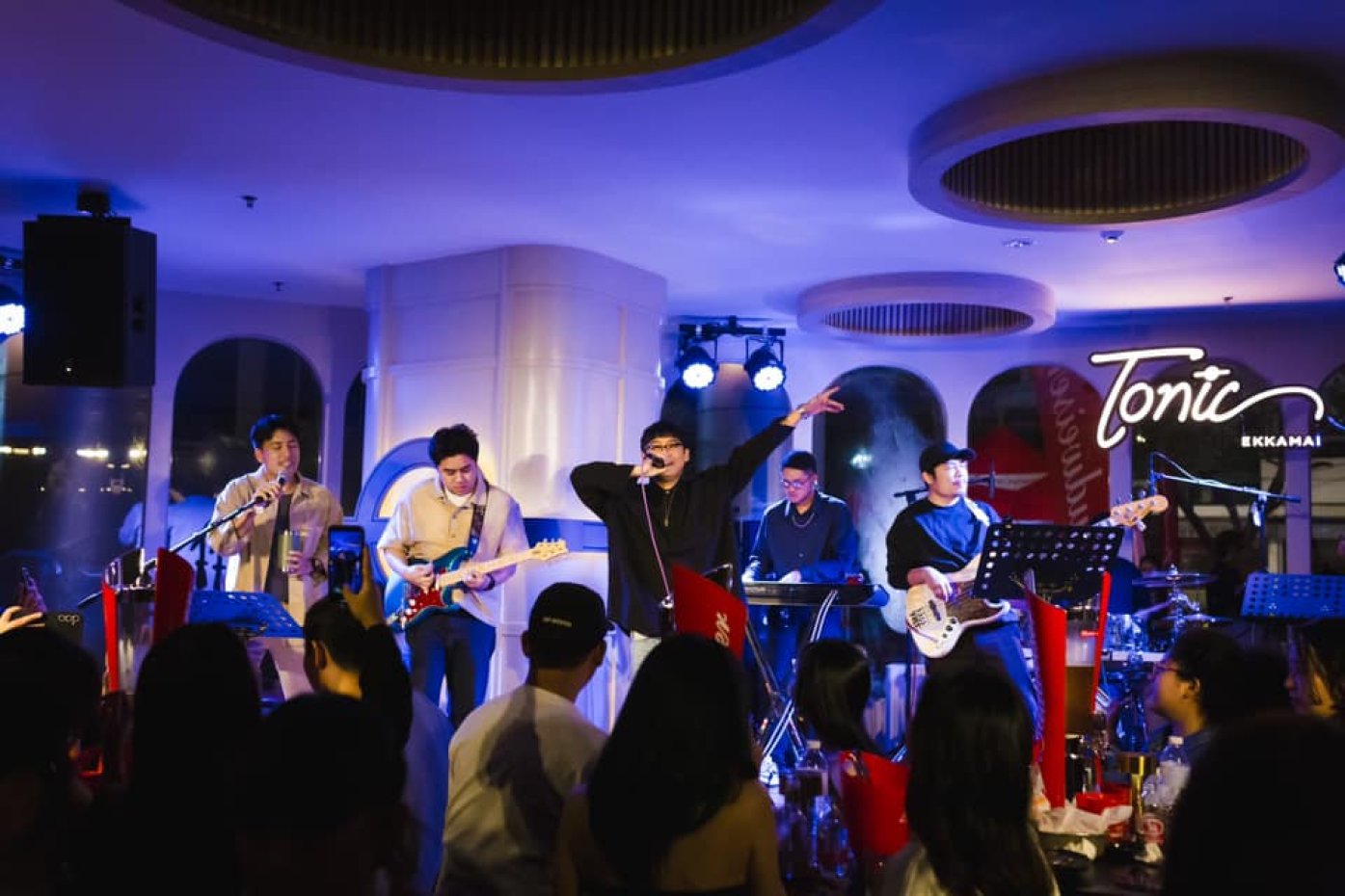 โทนิค เอกมัย