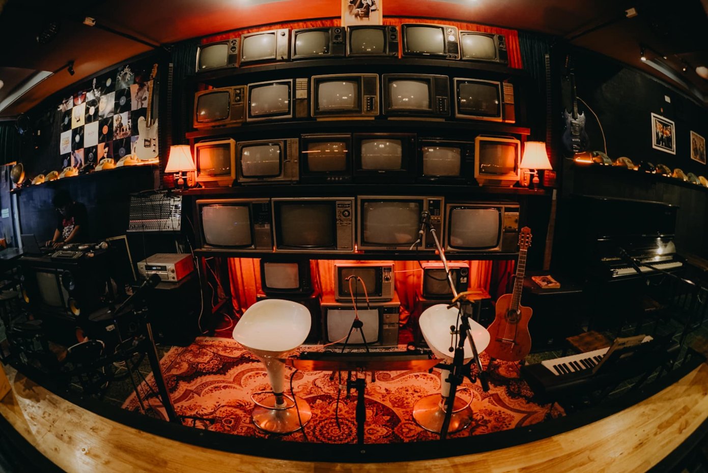 รีไวนด์ ไนน์ตี้ส์ มิวสิค บาร์