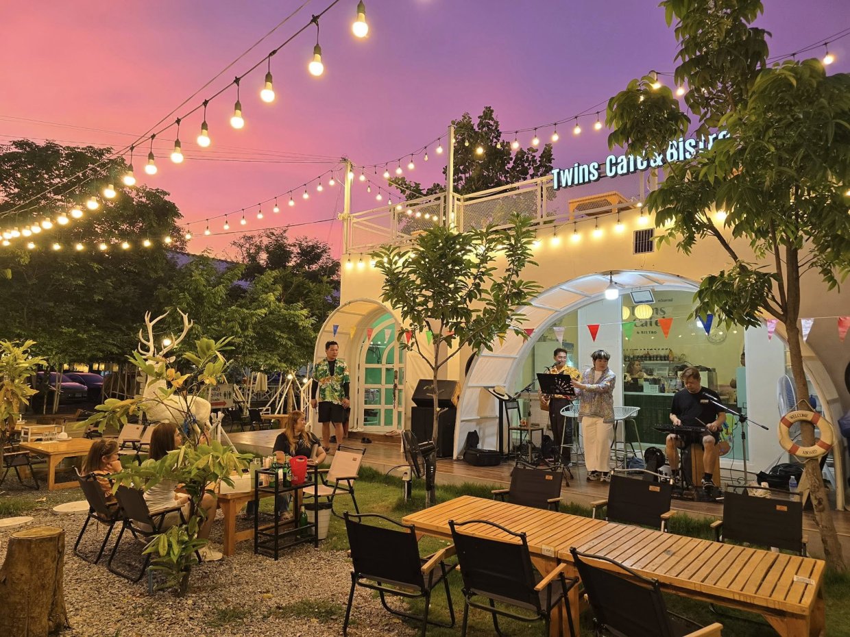 Twins Cafe & Bistro