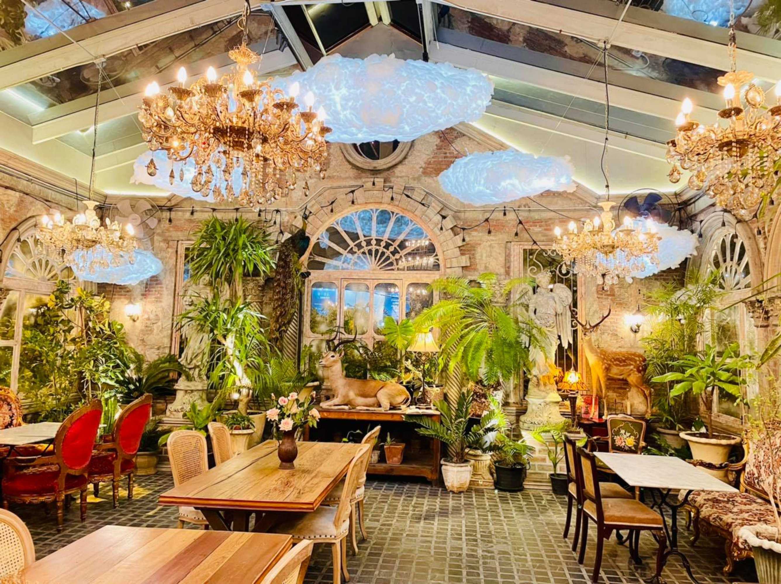 บี-สตอรี่ การ์เด้น คาเฟ่ แอนด์ เรสเทอรองท์ส