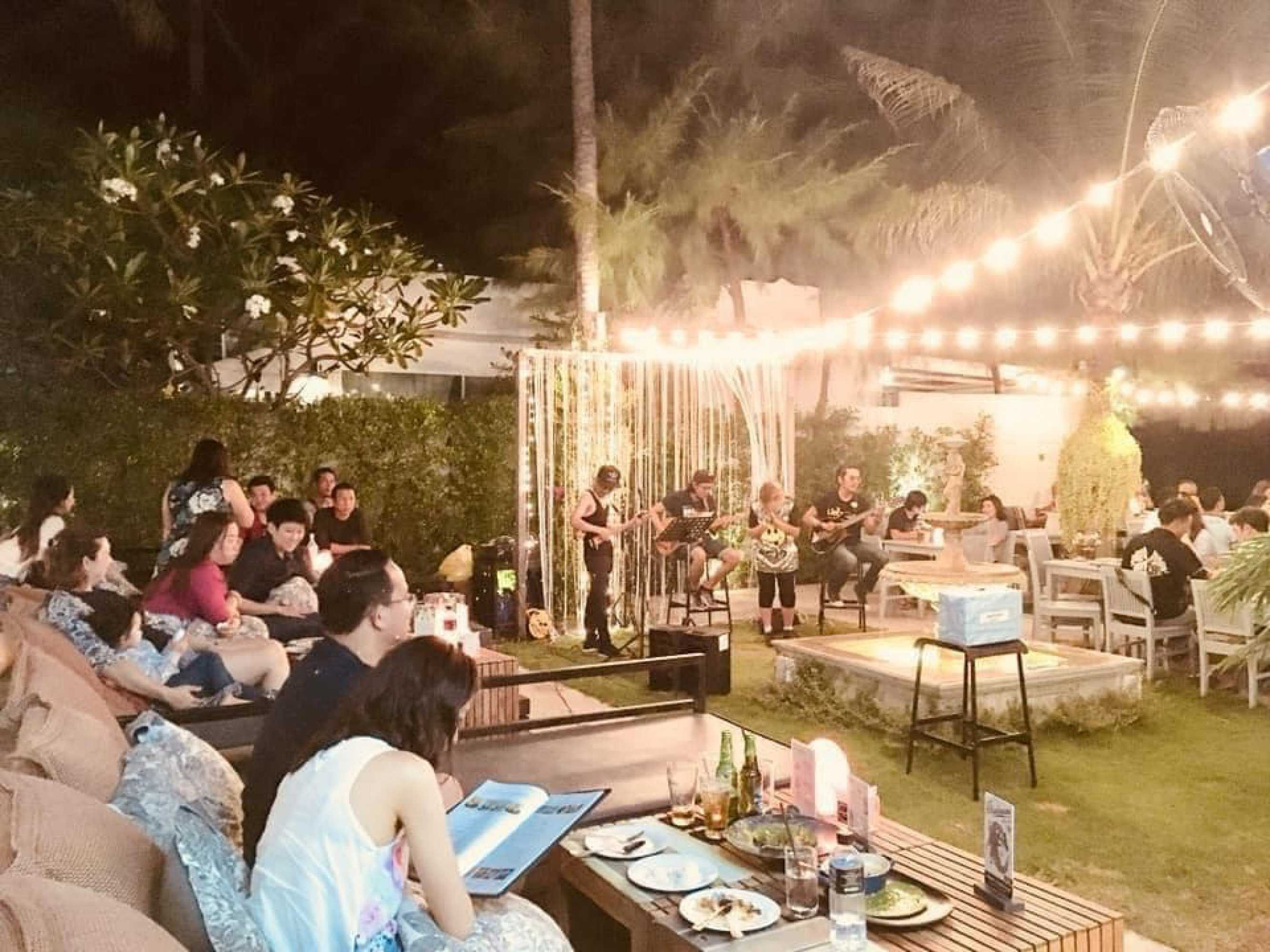 ลิฟวิ่ง รูม บิสโทร หัวหิน