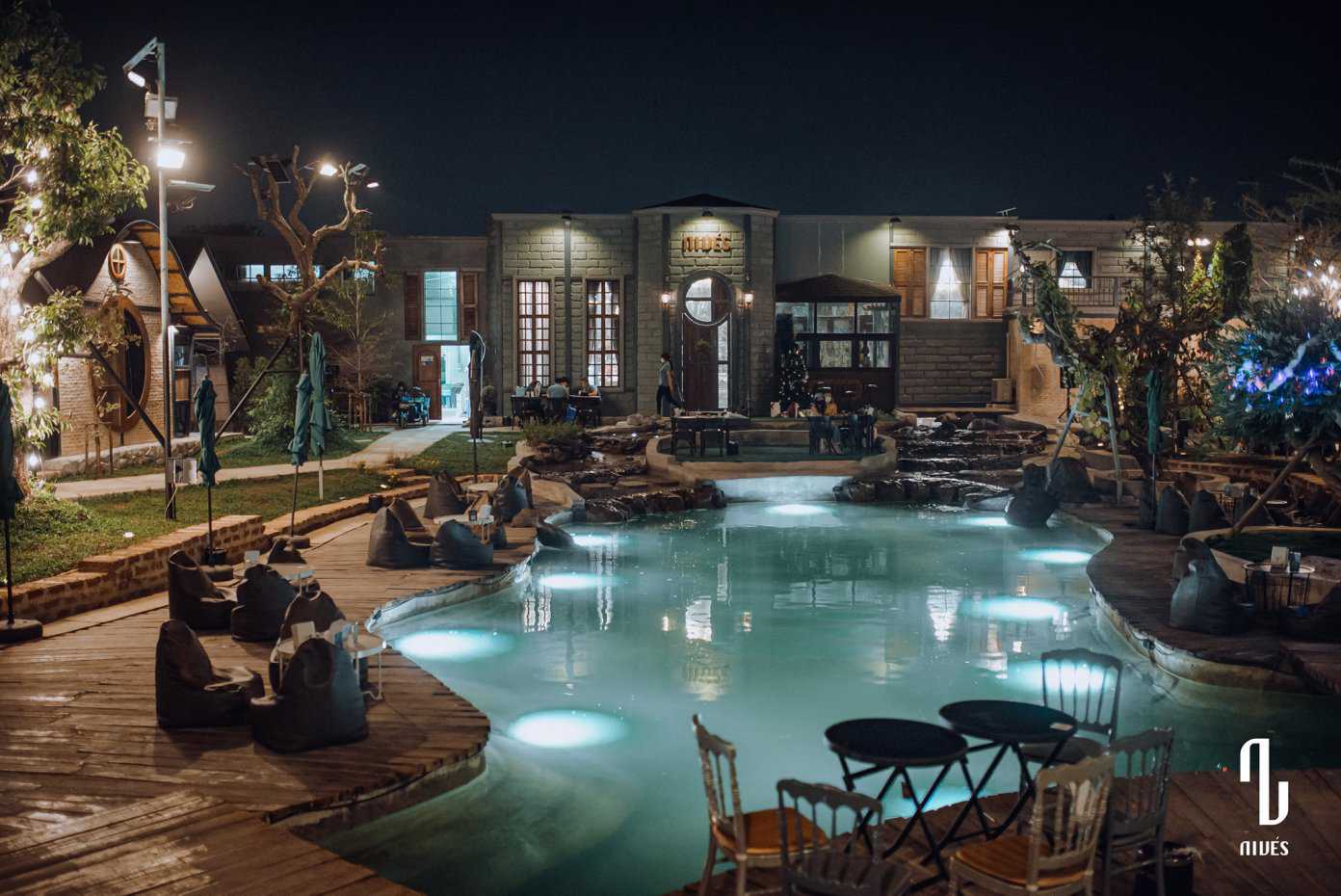 นีฟส์ คาเฟ่ แอนด์ บาร์