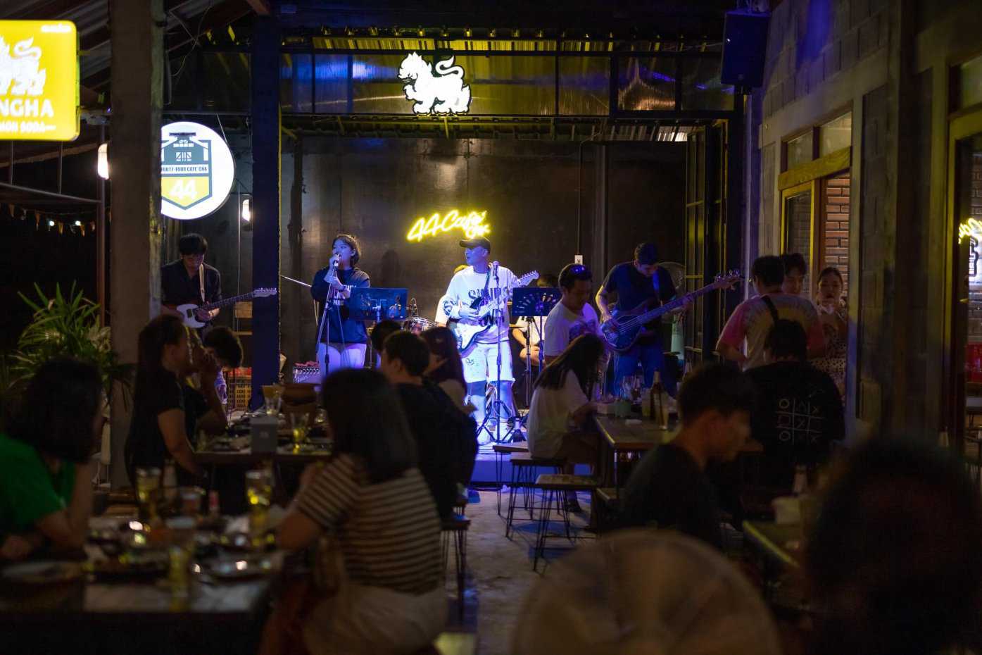 โฟร์ตี้โฟร์ คาเฟ่ ซีเอ็นเอ็กซ์